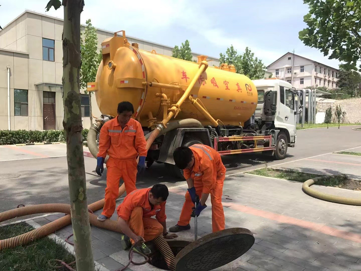 翁田镇管道疏通车停在窨井附近