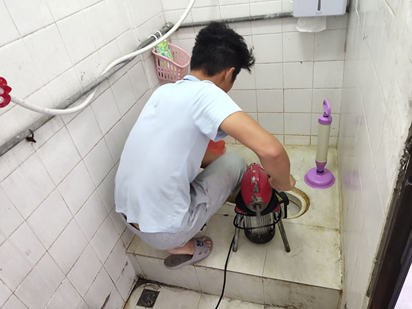 翁田镇管道堵塞冒臭气 专业师傅现场解决问题